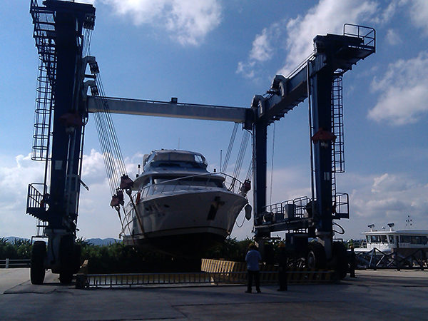 福建泉州游艇輪胎吊公司設備由哪些部分組成