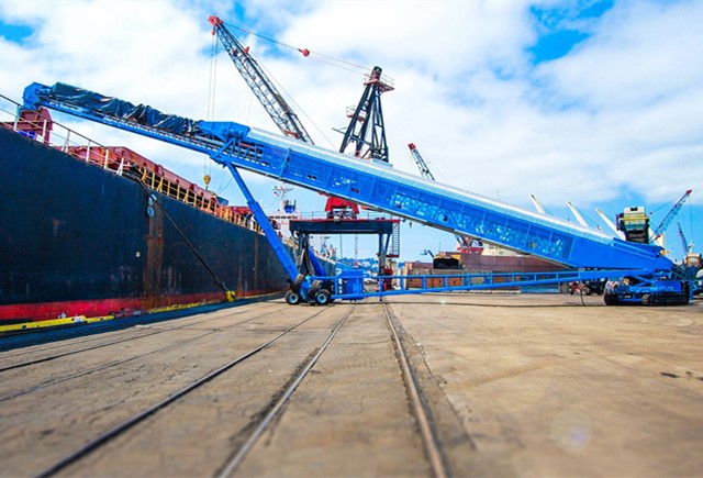 直線移動(dòng)式裝船機(jī)